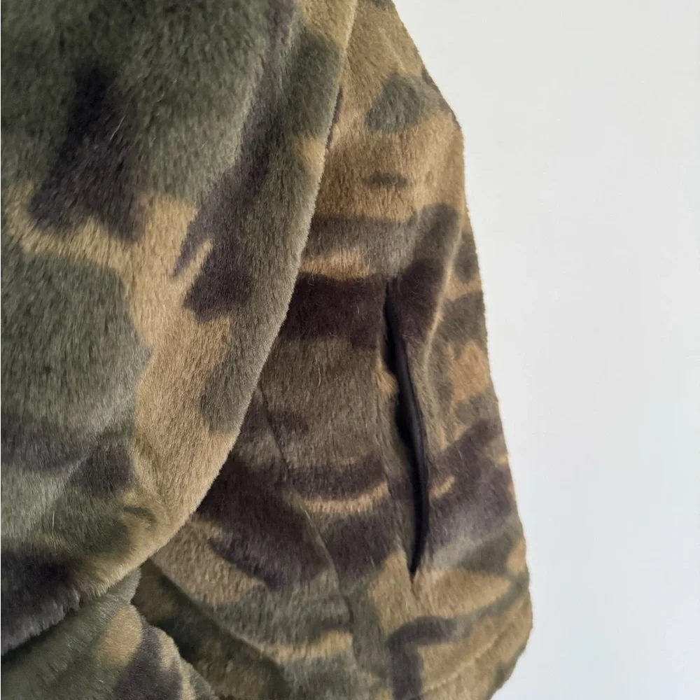 NWOT Faux fur Army Fatigue Crop Jacket - Picture 3 of 4